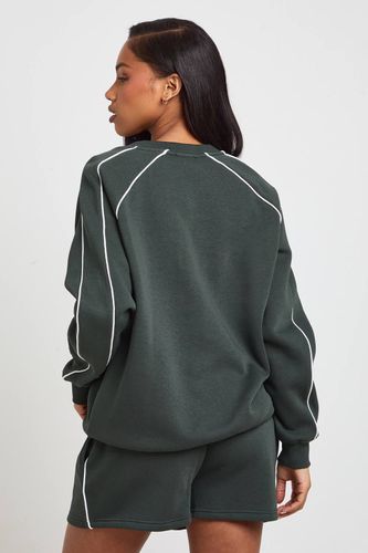Ensemble De Jogging Court Ath Club Brodé À Col V Avec Passepoil | Taille Medium - boohoo - Modalova