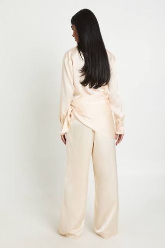 Ensemble Coordonné Chemise Et Pantalon En Satin Avec Taille Nouée | Taille 44 - boohoo - Modalova
