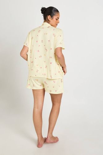 Ensemble Pyjama Grande Taille Chemise Manches Courtes Et Short Imprimé Lapins Et Nœuds | Taille 48 - boohoo - Modalova