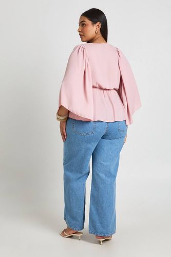 Chemisier Grande Taille À Manches Papillon Avec Taille Portefeuille Et Basque | Taille 48 - boohoo - Modalova