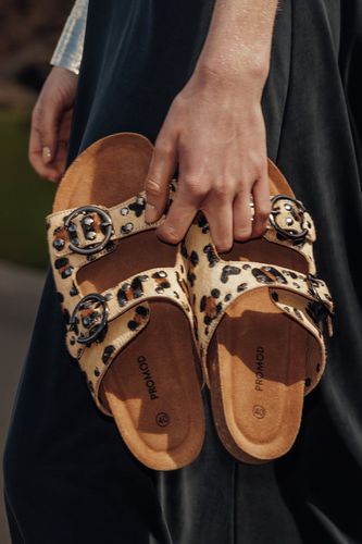 Sandales léopard en cuir Imprimé camel - Promod - Modalova