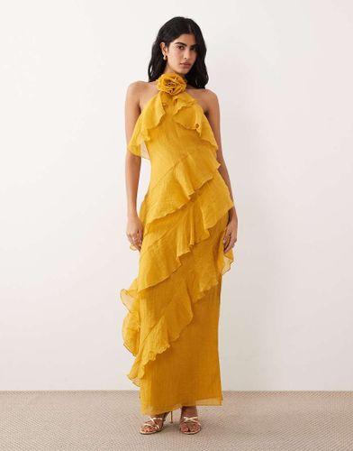 Robe longue et asymétrique à volants avec détail fleur et dos nu - Jaune ocre 42 - Pretty Lavish - Modalova