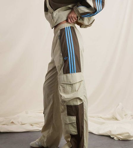 Pantalon de survÃªtement cargo en nylon - Beige-Neutre Neutre M female - Adidas Originals X Asos - Modalova