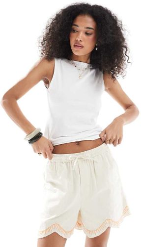 Short de plage avec bords festonnÃ©s Ã  broderies - Blanc Blanc S female - Native youth - Modalova