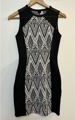 Robe courte ; Robe noire cintrée Noir - H&M - Modalova