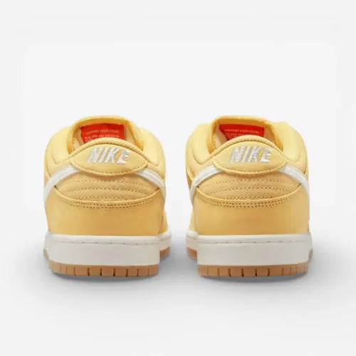 Nike - Shoes > Sneakers - Orange - Nike - Modalova