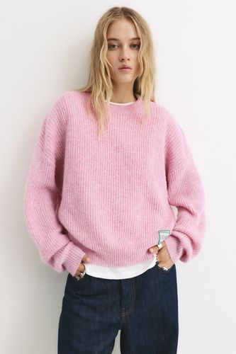 Pull En Maille À Côtes Perlées Douce - Pull&Bear - Modalova