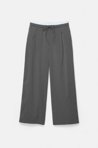 Pullandbear.net/assets/public/8e78/1d0a/45614b279166/b1ff76151810/07675361802-A4M/07675361802-A4M.jpg?ts=1757602524441" - Front face,Front or side facing,white_background,Trousers,Clothing - Modalova