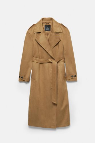 R.net/assets/public/7e37/a129/1a6b434e9a0b/09fa57cab2be/07800360312-A4M/07800360312-A4M.jpg?ts=1760622085307" - model,Coat,Human face,Person,Front face,Front or side facing,white_background - Modalova