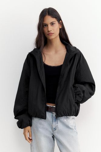 Veste Légère À Capuche - Pull&Bear - Modalova
