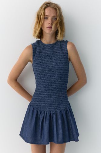 Robe Courte En Jean Smockée - Pull&Bear - Modalova