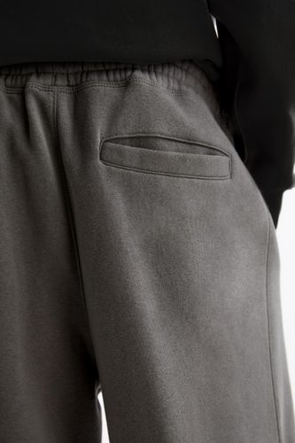 Bear.net/assets/public/4e4b/3f3a/731347e2b87c/a53998d965b0/07679501807-A4M/07679501807-A4M.jpg?ts=1758556370470" - white_background,model,Man,Footwear,Human single,Trousers - Modalova