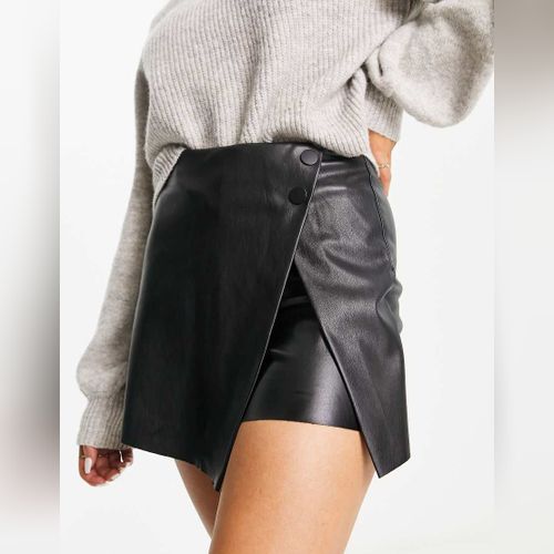 Jupe short portefeuille en imitation cuir Modalova